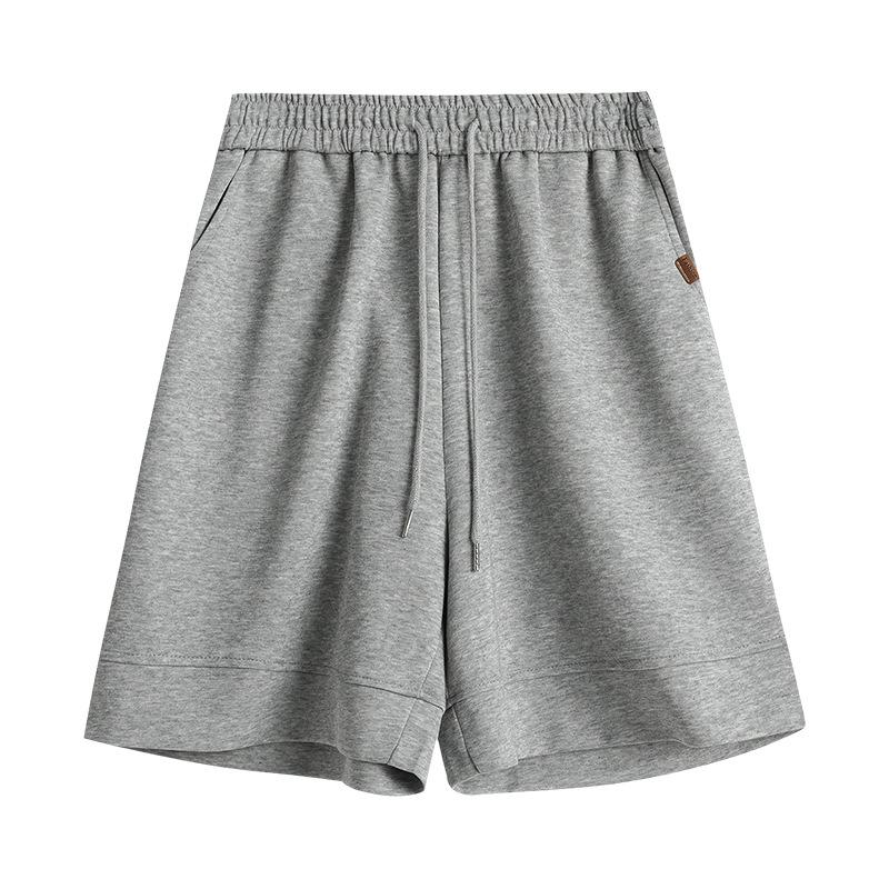 Спортивные шорты-треники женские свободные повседневные и тонкие на кулиске с карманами широкие пятиточечные штаны