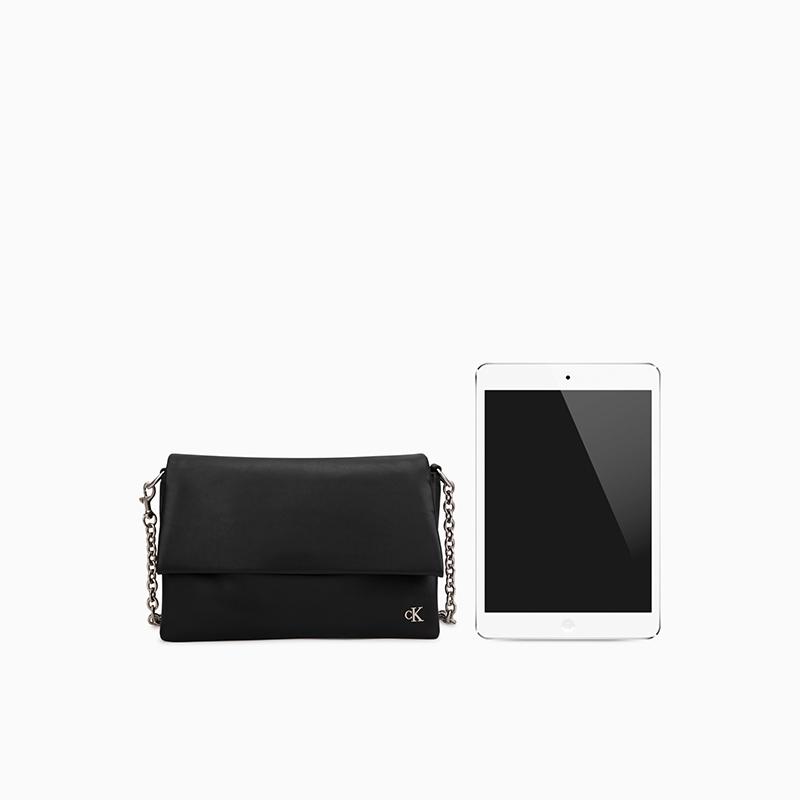 Calvin Klein Модная Маленькая Металлическая Сумка-Подушка Квадратная с Клапаном и Цепочкой Женская Сумка Через Плечо Цвет Космический Черный DH3571-001