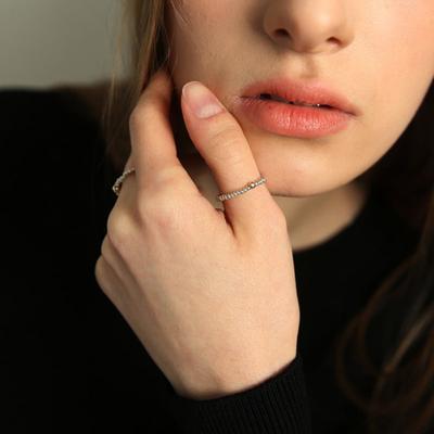 Меньше значит больше серебряное круглое кольцо