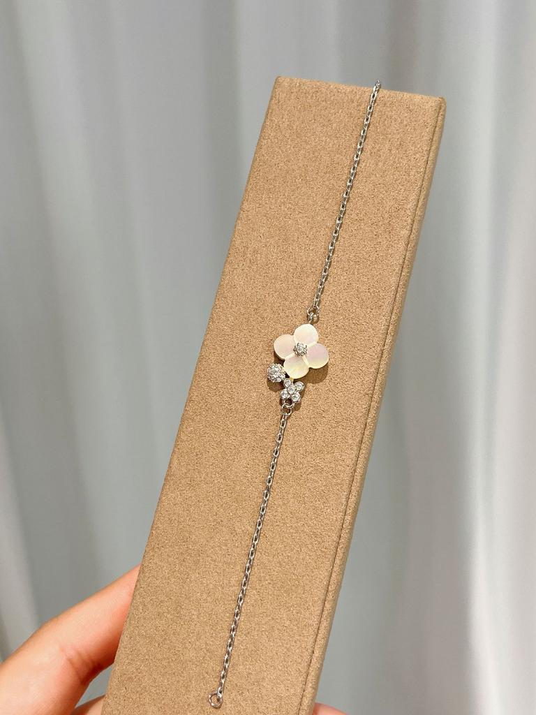 Французское ретро ожерелье с белой ракушкой в виде цветка с четырьмя лепестками с бахромой, браслет с пятью цветками, темперамент лепестков, премиальный набор легкой роскоши