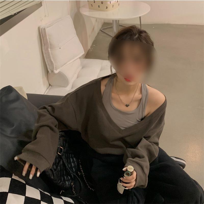 Поддельный короткий топ из двух частей с V-образным вырезом и открытыми плечами для женской одежды на весну и осень, тонкий пуловер с нишевым дизайном, модная футболка для женщин