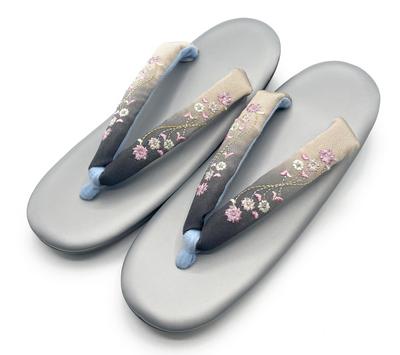 Сандалии-кимоно с вышитыми ремешками и уретановой подошвой, один размер подходит большинству кимоно [город Асакуса] [серый]