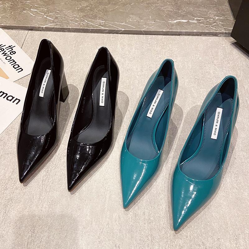 Новые стильные женские туфли из лакированной кожи, туфли на толстом каблуке, высокие каблуки, женские темпераментные туфли с острым носком, неглубокие сексуальные свадебные каблуки