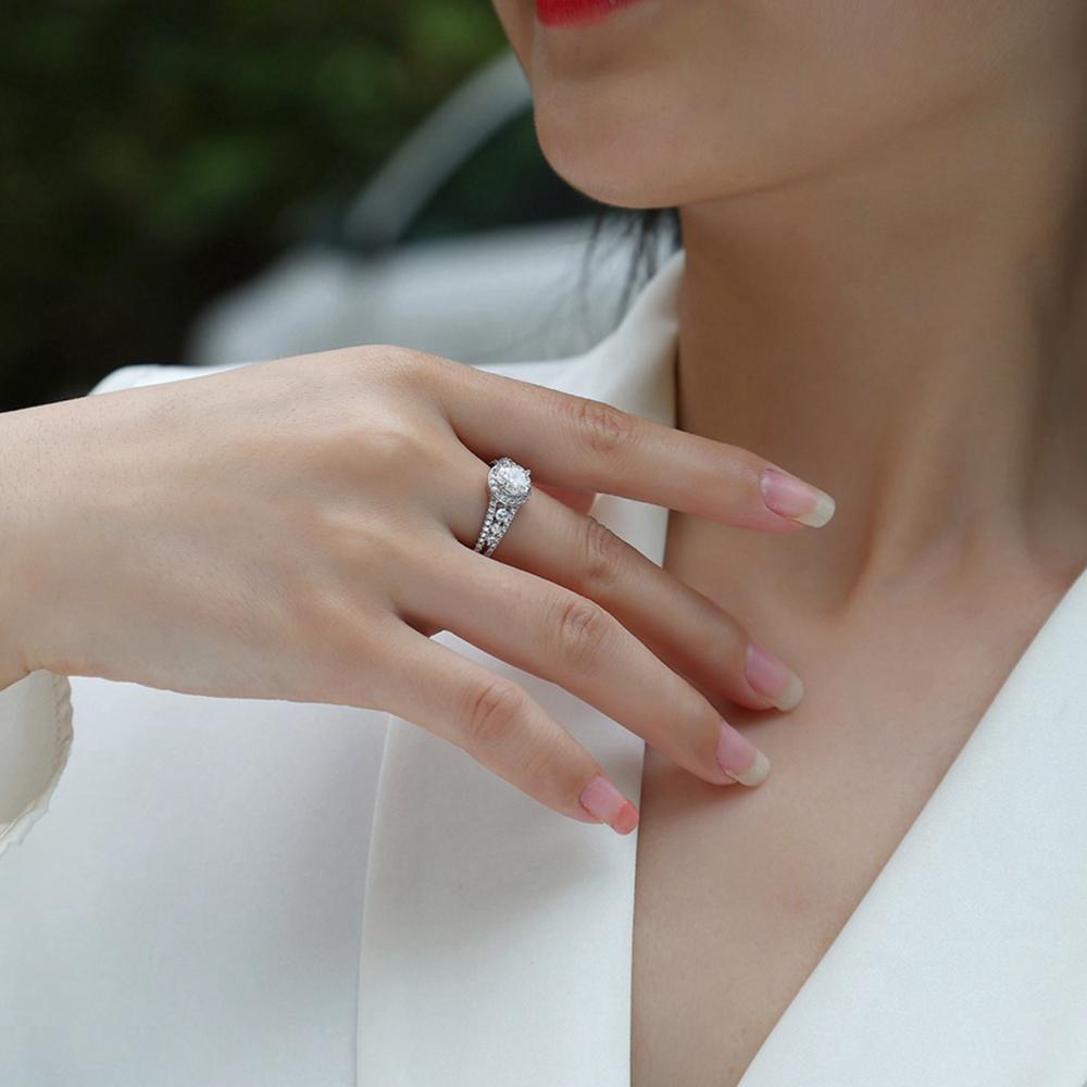 Vinregem Elegant 100% 925 Sterling Silver Sparkling Round Cut 6.5 MM 1CT 3EX VVS1 D Color Real Moissanite Diamonds Ring Wedding Engagement Jewelry