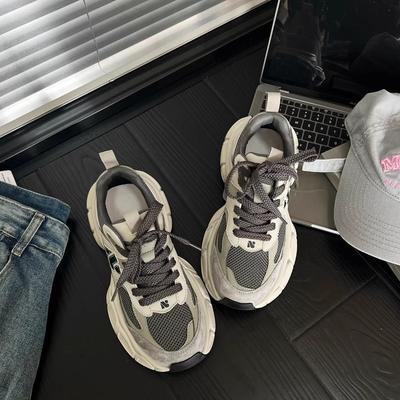 Повседневная обувь. Весенние модные кроссовки для маффинов. Универсальная обувь для папы на толстой подошве.