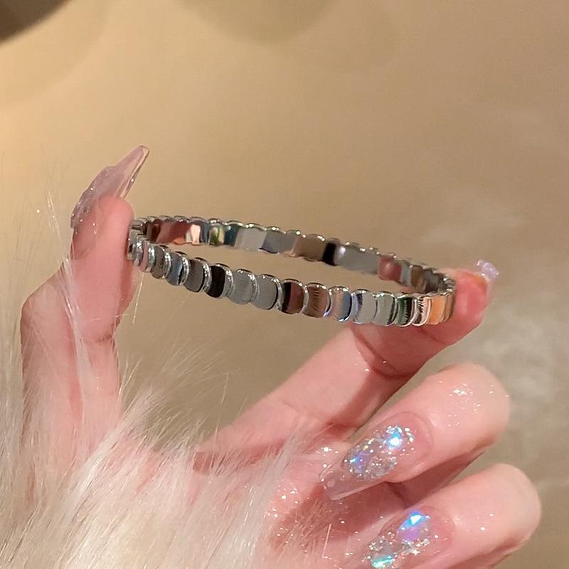 Hot-Selling Titanium Steel Luxury Bracelet Collection: Versatile Design