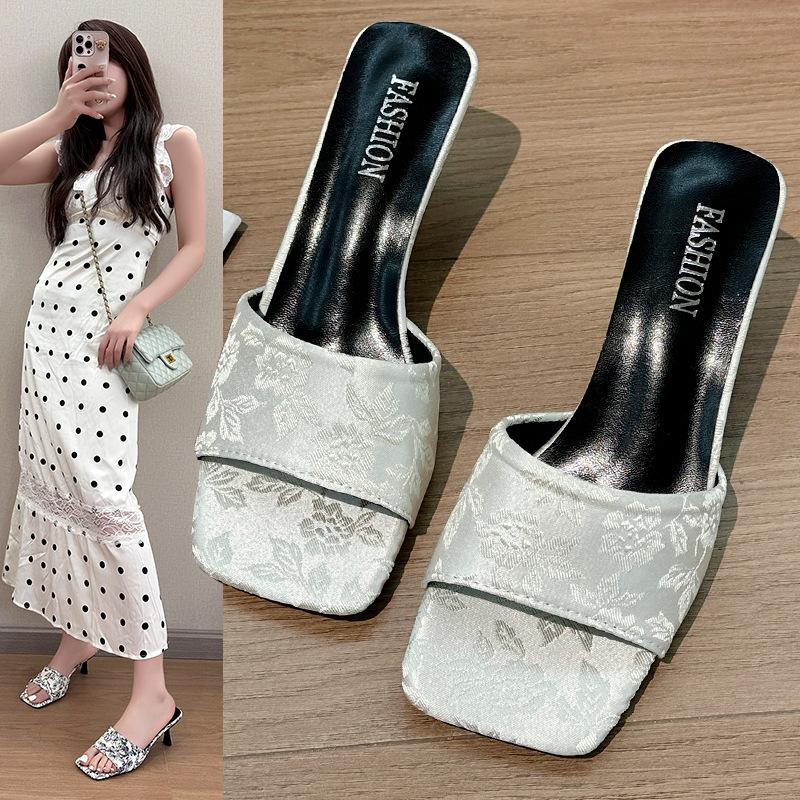 Принтованные сандалии, новая вышитая женская обувь больших размеров, темперамент с квадратным носком, шлепанцы на высоком каблуке