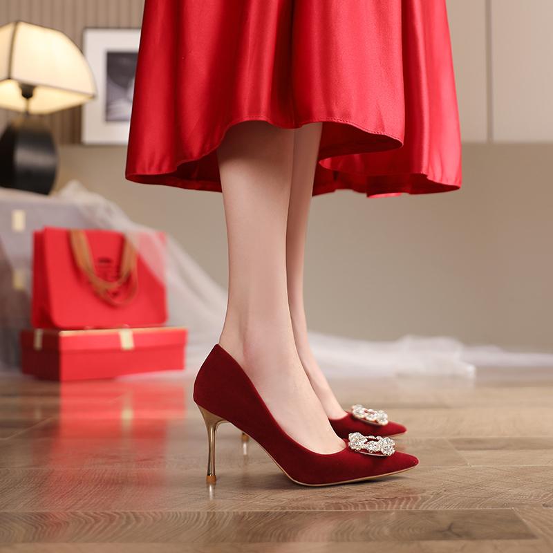 Модные женские туфли на высоком каблуке со стразами и пуговицами. Красные свадебные туфли на высоком каблуке. Туфли-лодочки с острым носком. Высокие каблуки с кристаллами.