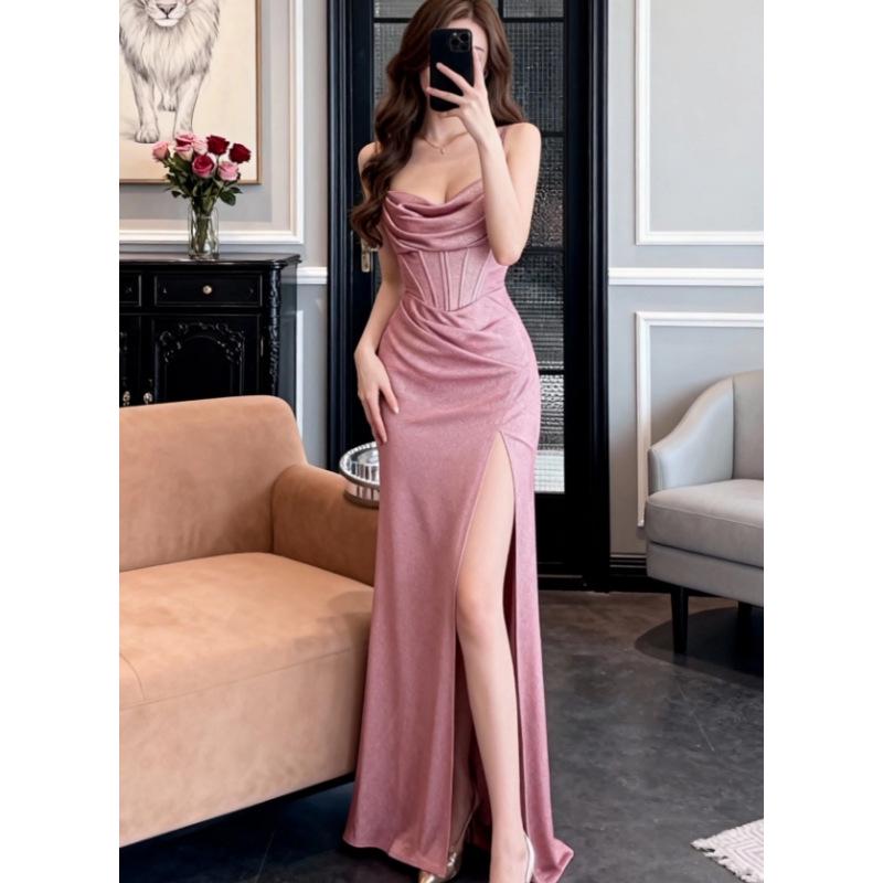 Элегантное блестящее платье-русалка на тонких бретельках с плиссированной юбкой и разрезом