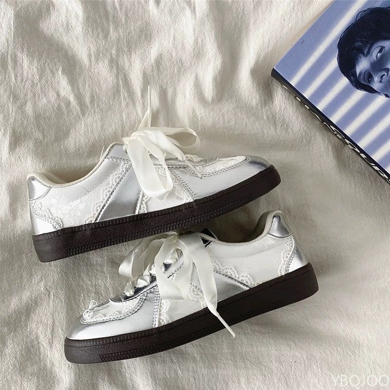Весенне-осенняя мода Новые серебристые ретро повседневные кроссовки Универсальные с кружевной отделкой Белые дышащие дизайнерские балетки
