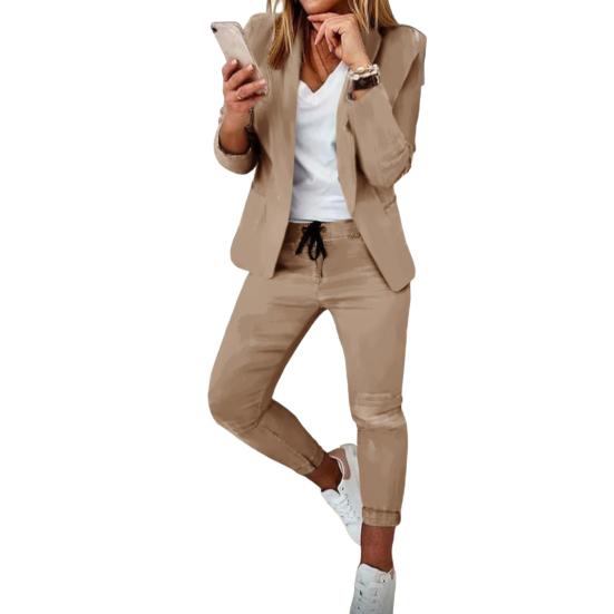 Женский костюм-двойка: пиджак-блейзер с длинным рукавом и открытой передней частью и брюки-карандаш. Деловой комплект. Повседневная офисная формальная одежда.