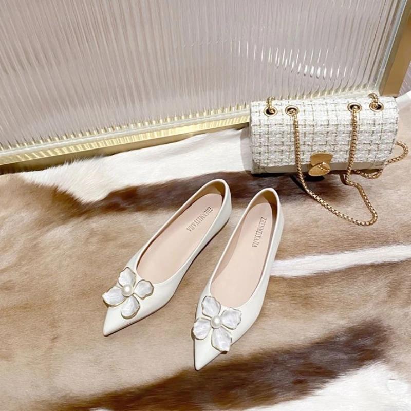Модная обычная кожаная повседневная женская летняя обувь жемчужные свадебные туфли невесты белые элегантные туфли на низком каблуке для женщин 2024 39 по предложению A