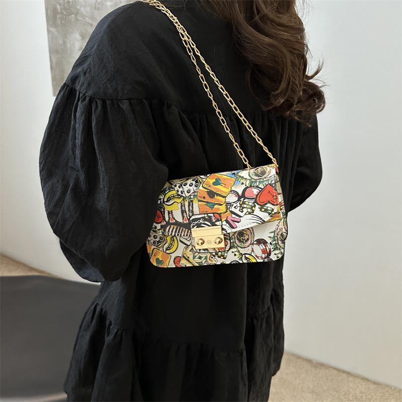 Модная корейская цепочка с замком-цепочкой, косой пролет плеча, новая модная печать граффити 2024, персонализированная маленькая квадратная сумка