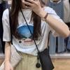 Белая свободная короткорукавная футболка с круглым вырезом и мультяшным принтом букв