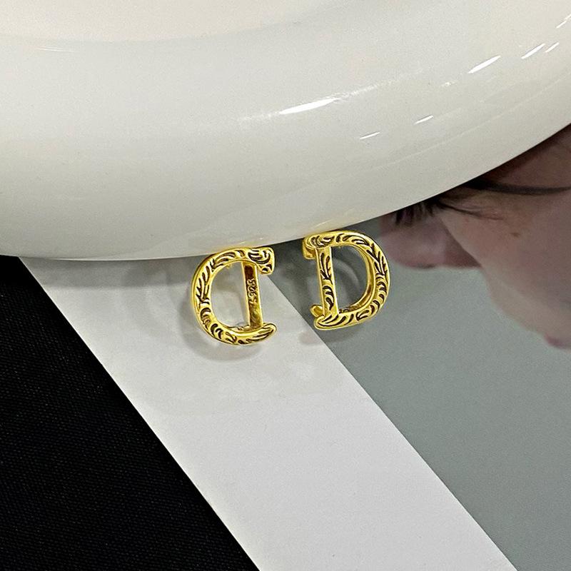 Персонализированный узор Tang Grass Letter D Ear Button Женская мода Золотой темперамент Контрастный цвет Дизайн Украшение для ушей