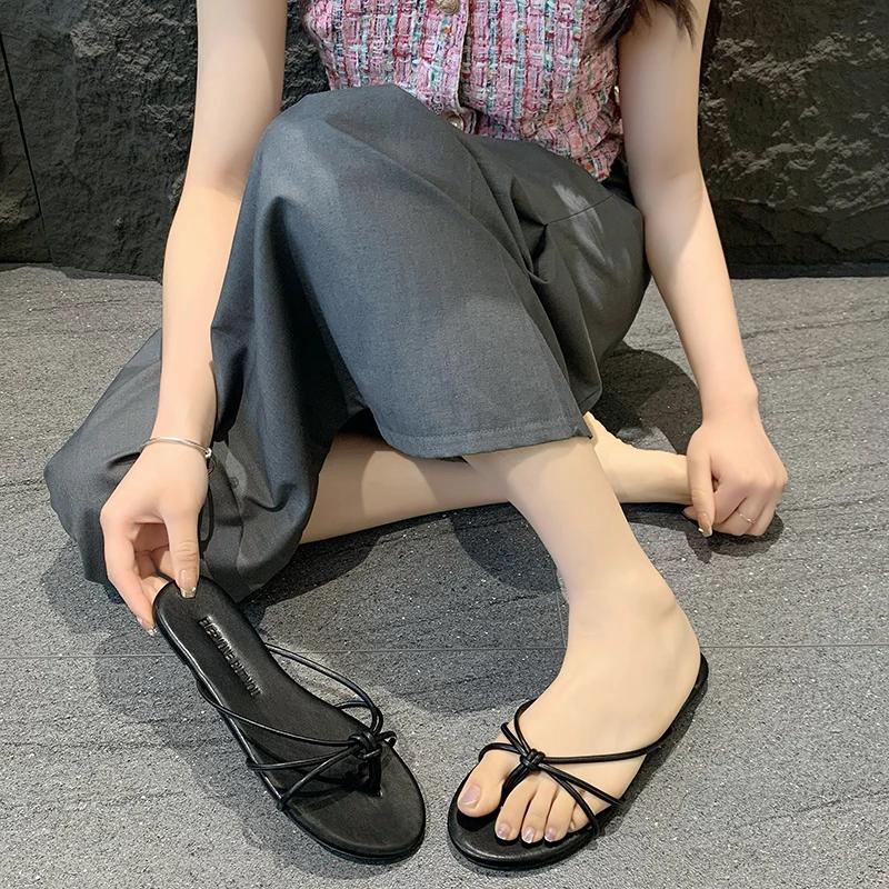 Новые летние популярные женские тапочки, модные женские тапочки с узкими ремешками, мягкая подошва, плоский каблук, тапочки для отдыха на открытом воздухе