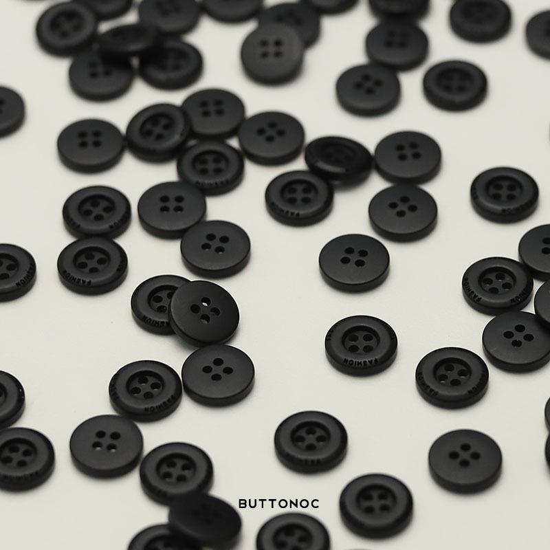 Four-Eye Resin Button Fashion Black And White Button Knitted Cardigan Sleeve Collar Button Shirt Accessories Button