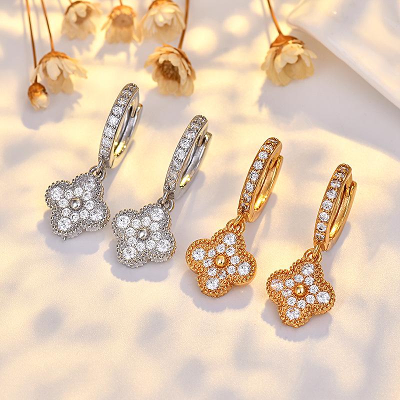 2026 Golden Four-leaf Clover Earrings for Women, Sophisticated, Light Luxury Stud Earrings, Exquisite and Elegant Earrings