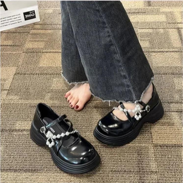 Туфли на толстой подошве для женщин Новые милые лоферы с пряжкой и жемчужной цепочкой, с круглым носком, платье на платформе, туфли в стиле Лолиты