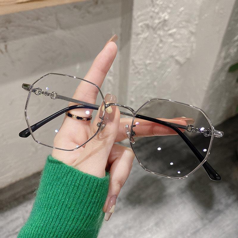 Trendy Women's Light-Changing Transparent Myopia Glasses with Slim Big Frame