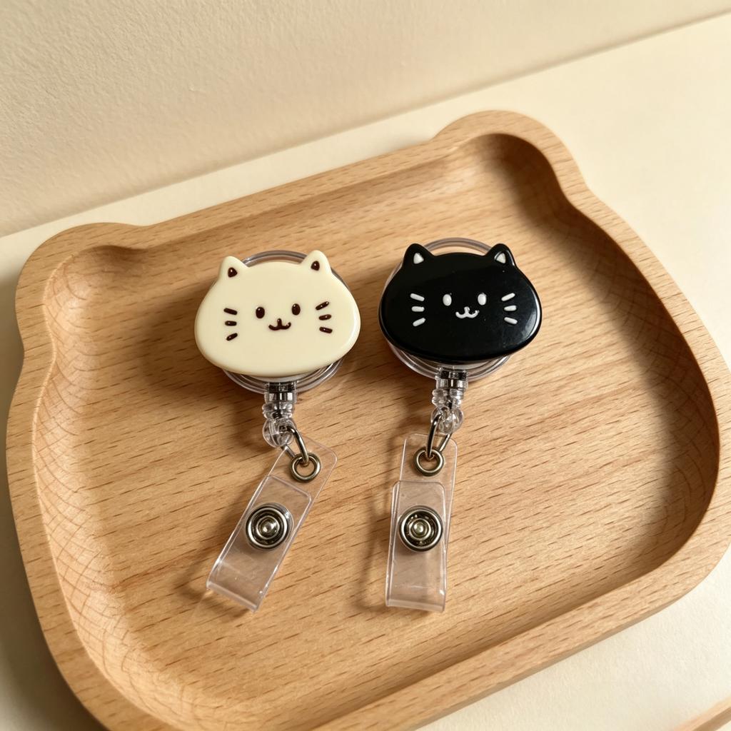 1/2 Piece Black and White Cat-Shaped Retractable Badge Holder, Anti-Loss Gadget for Nurses and Students, Can Be Stretched and Retracted