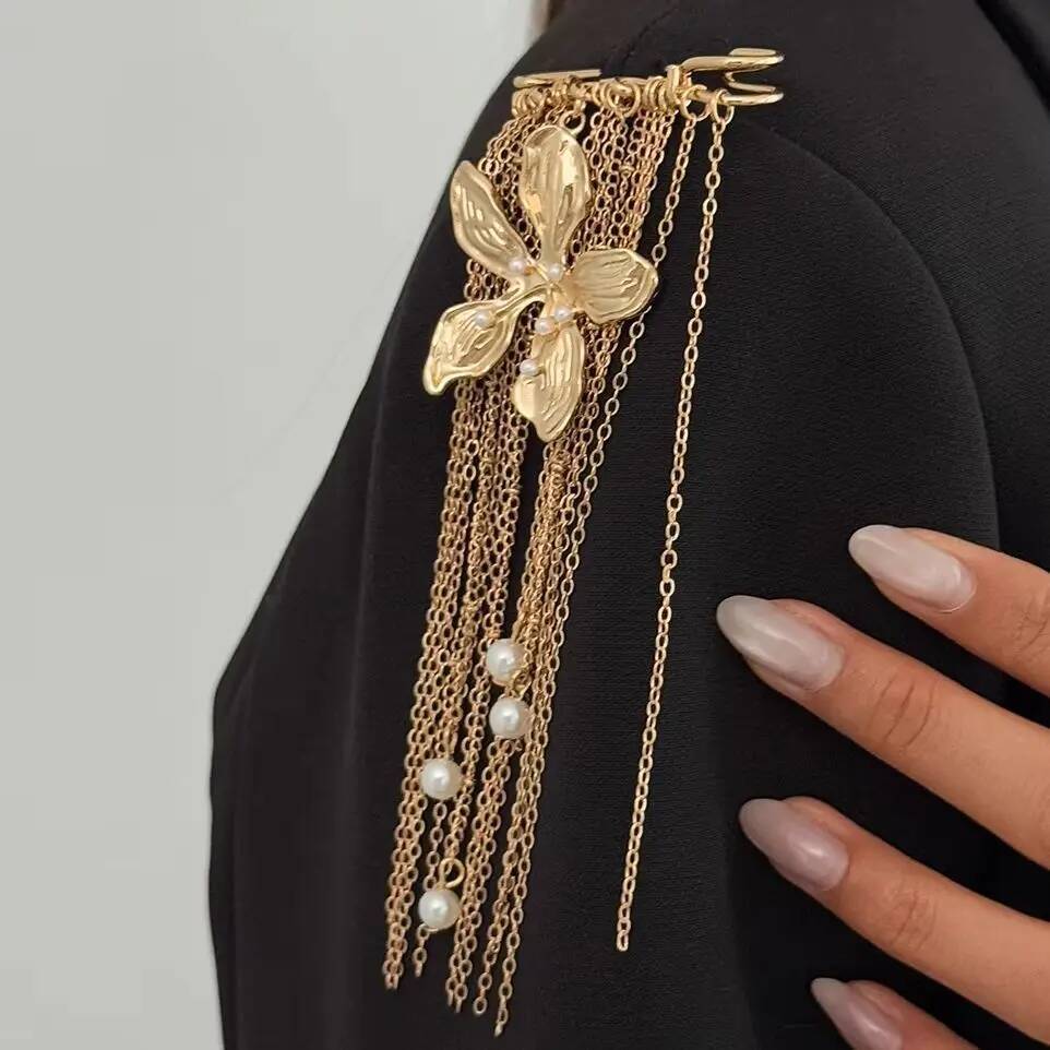 Salircon Elegant Gold Color Imitation Pearl Tassel Pendant Brooch for Women Retro Metal Flower Dress Suit Pins Clip Jewelry New