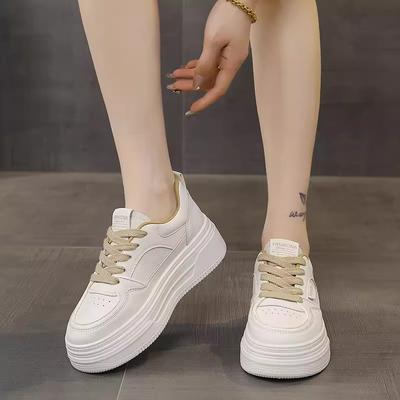 Высококлассные маленькие белые туфли на мягкой подошве для женщин на осень 2025 года, новые, модные и универсальные, удобные и подчеркивающие ногу, маленькие повседневные кеды