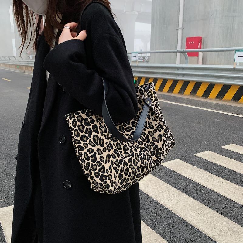 Женская сумка-тоут с леопардовым принтом, большая вместимость, на плечо, зимняя мода, вельветовая сумка