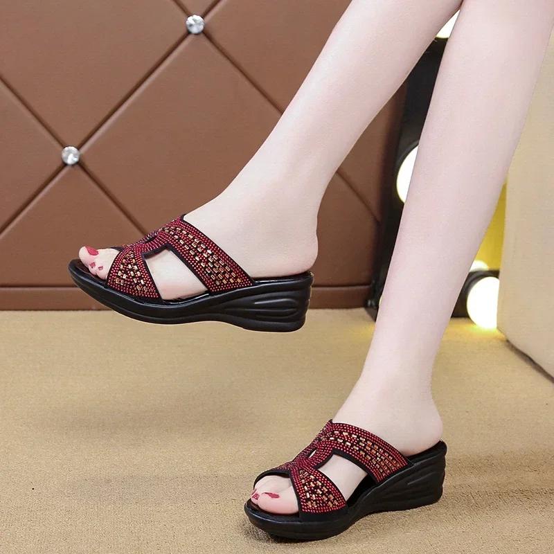 Летняя обувь 2024 года высокого качества, женские туфли, горячо продаваемые, с открытым носком, однотонные, на танкетке с пайетками, римские женские пляжные шлепанцы
