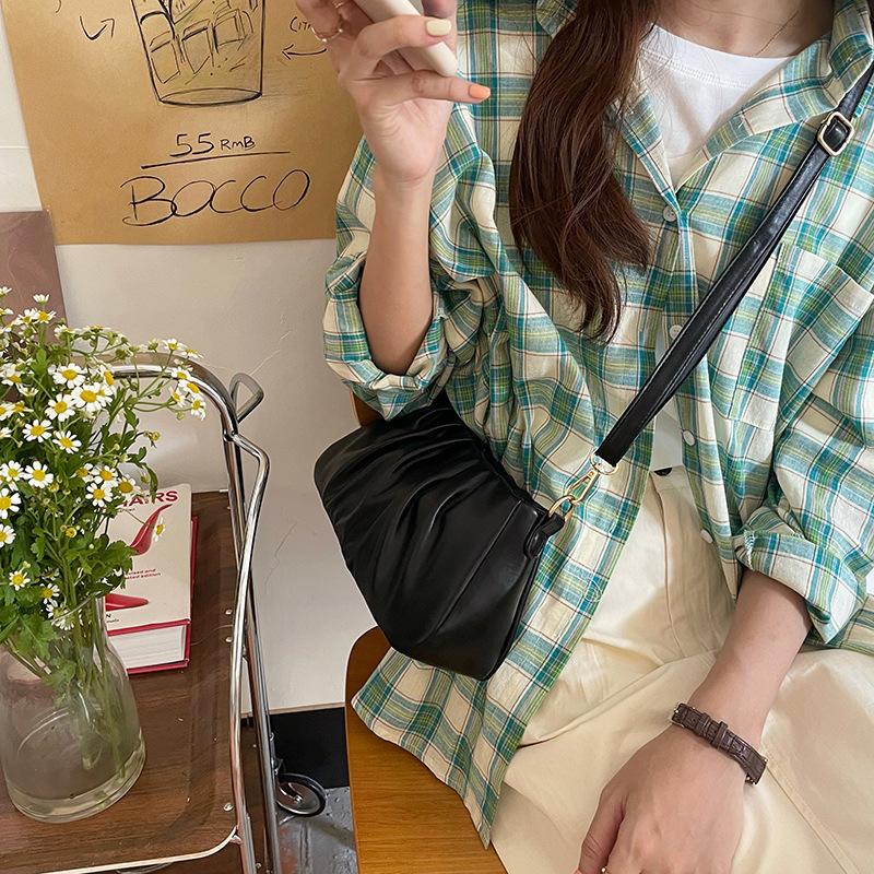 Летняя новая однотонная универсальная плиссированная сумка-облако под мышкой премиальной текстуры, нишевая наплечная сумка-мессенджер, женская сумка