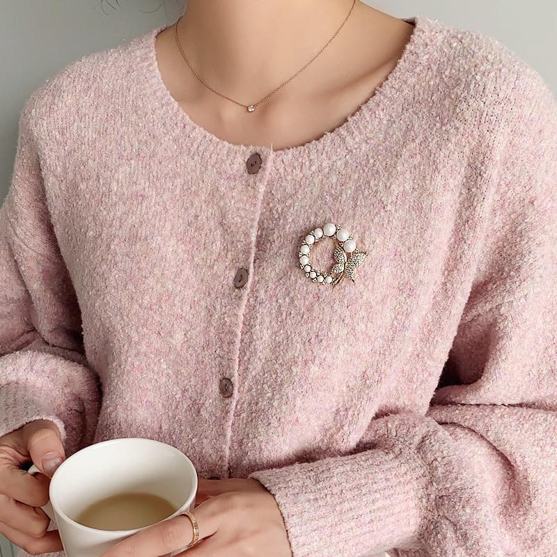 Exquisite Imitation Pearl Rhinestone Wreath Butterfly Brooch For Women Trend Elegant Circle Brooch Pins Party Wedding Gifts