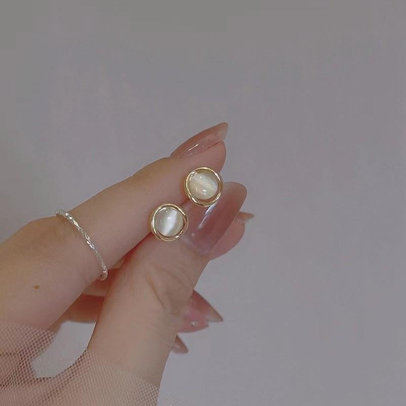 In-Stock Korean Cat's Eye Stud Earrings for Women, Light Luxury, High-End Feel, Sleep-Friendly Piercing Earrings