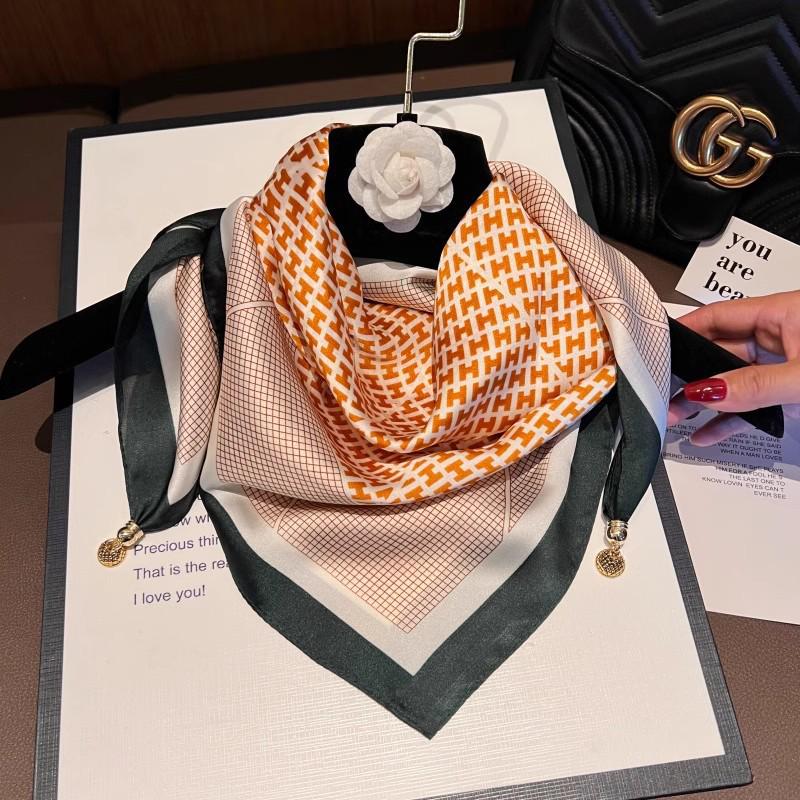 Magnetic Buckle Silk Neck Scarf: Triangle Design for Women, 70x70cm, Lightweight Spring/Summer/Autumn Accessory