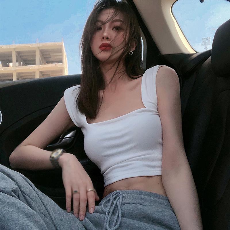 Женский укороченный жилет-топ однотонный с квадратным вырезом и нагрудной подкладкой