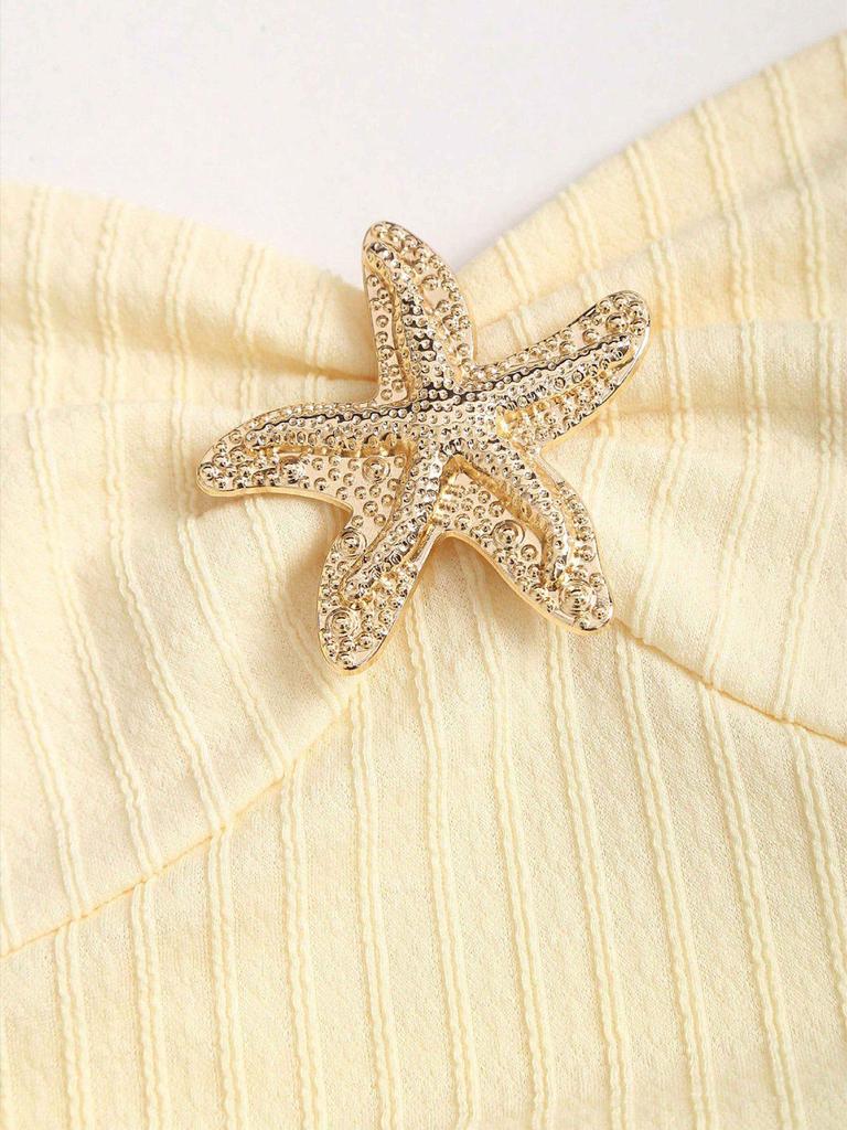 Женское элегантное мини-платье с текстурой на тонких бретелях и оборками