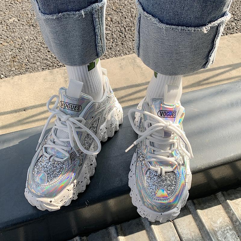 Женская обувь. Светоотражающие массивные кроссовки. Женская модная блестящая вулканизированная обувь. Женские дизайнерские кроссовки на платформе.