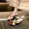 Тапочки носят универсальные маленькие женские летние туфли на высоком каблуке в стиле ретро темперамент 2025 новые французские металлические с закрытым носком крутые тапочки