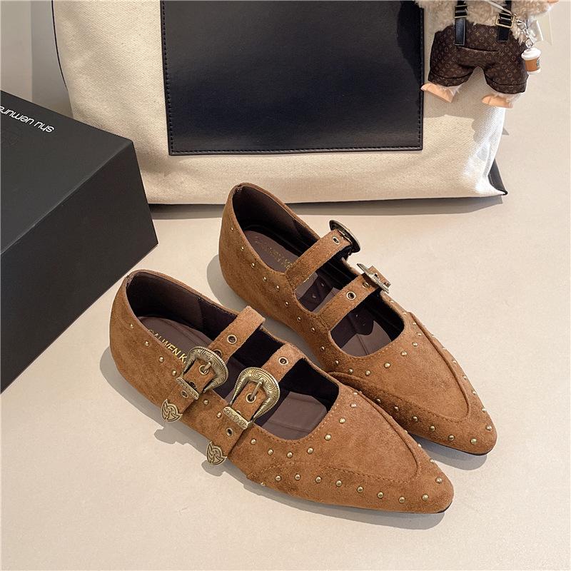 Европейские и американские ретро туфли Мэри Джейн из мягкой кожи с острым носком и плоской подошвой, увеличивающие внутреннюю высоту, женские, коричневые, с заклепками, с одним ремешком и мелким вырезом s