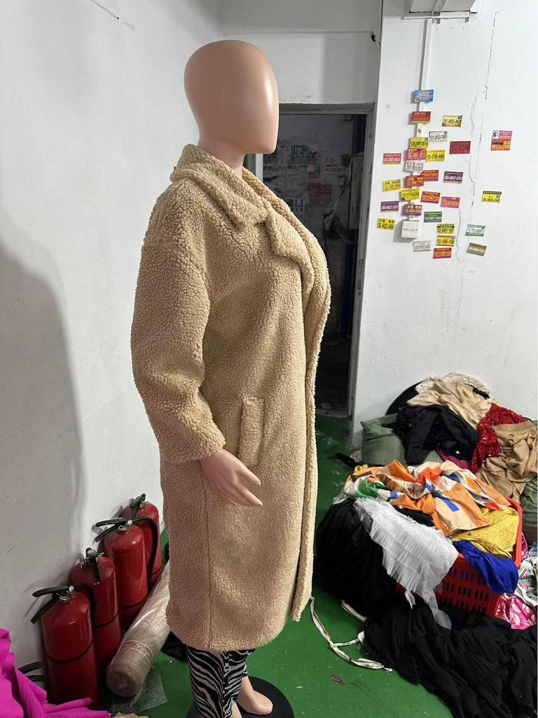 Женское пальто средней длины свободного кроя из искусственной овчины/овечьей шерсти на осень/зиму 2024