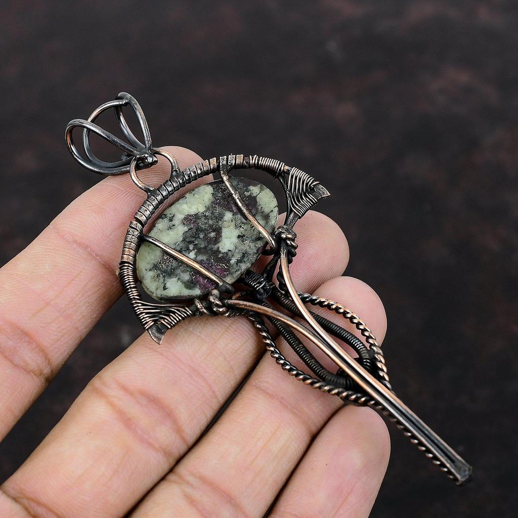 Подвеска из эвдиалита, обернутая медной проволокой, ювелирные изделия из эвдиалита, подвеска из натурального драгоценного камня ручной работы, подарок на годовщину, ювелирные изделия из медной проволоки