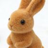 Смоляная фигурка кролика с флоком Пасхальный кролик Скульптура кролика с флоком Украшение Маленький искусственный мох для Весны Пасхи