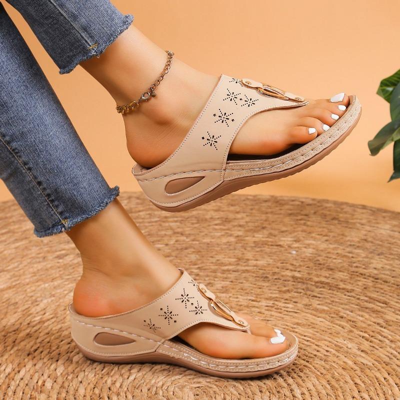 Модные летние новые шлепанцы на танкетке с металлической пряжкой и выдолбленным носком, дышащие, большого размера, для женщин