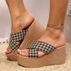 Клетчатый узор на толстой платформе, женские модные босоножки на танкетке с перекрестными ремешками, женские летние 2025 г., пляжные шлепанцы с толстой подошвой