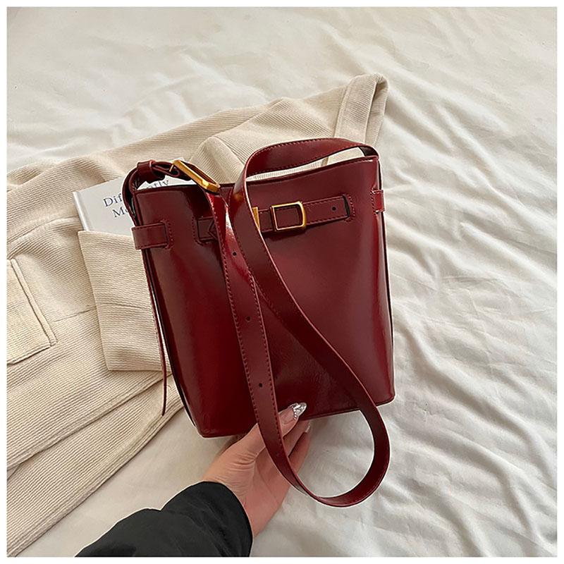 Корейская лакированная кожаная глянцевая большая вместительная дизайнерская сумка-ведро женская новая ретро повседневная простая сумка через плечо на одно плечо