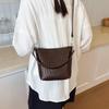 Niche woven pattern bag women's new simple bucket bag casual commuter shoulder messenger bag