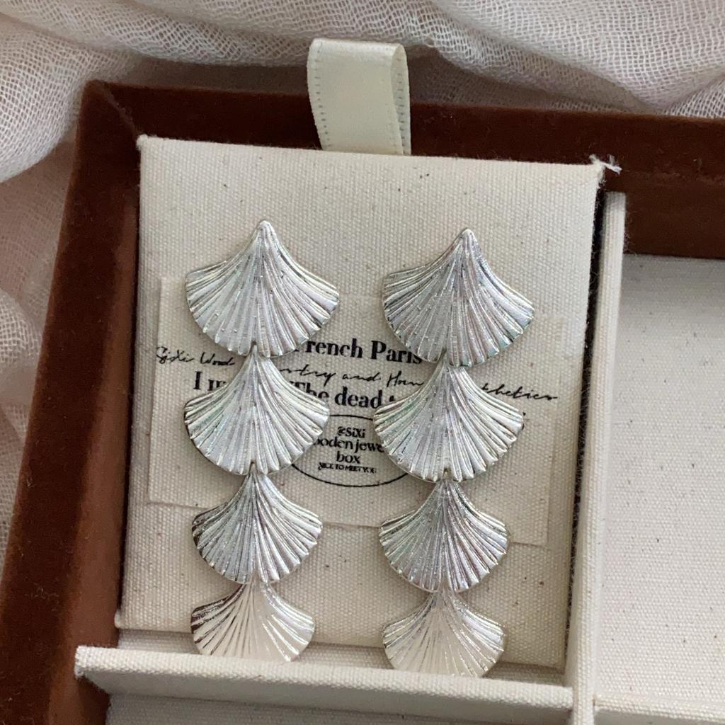 Exaggerated Personality, Golden Apricot Leaf Connection Earrings, Niche Temperament, Elegant And Cold Style Female Long Earrings