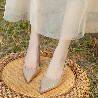 Дизайн цепочки декоративный острый тонкий каблук высокий каблук одинарная обувь женская с темпераментом сумка голова сандалии