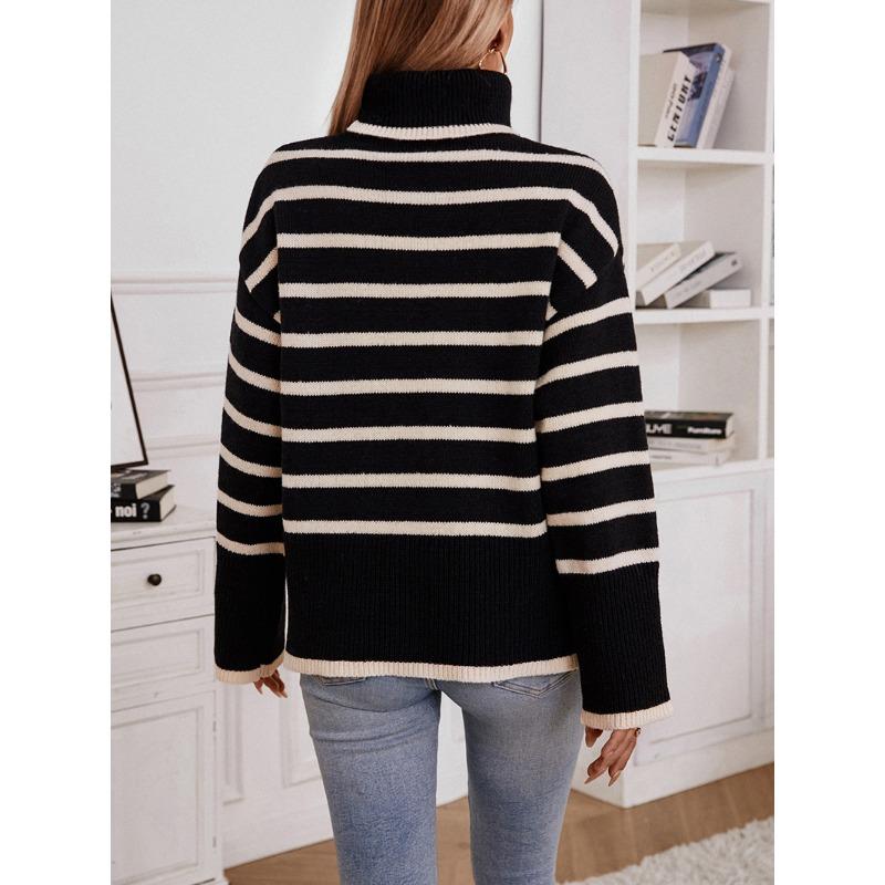 Женский вязаный свитер-пуловер на осень и зиму с контрастными полосками и свободными разрезами. Водолазки