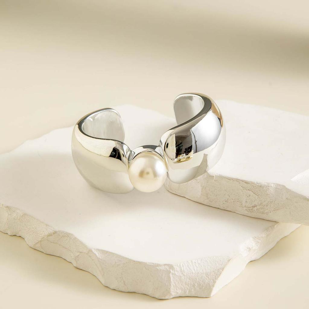 Модный персонализированный браслет с металлической текстурой и жемчугом, геометрическое открытие, преувеличенные женские украшения, универсальные для повседневного использования