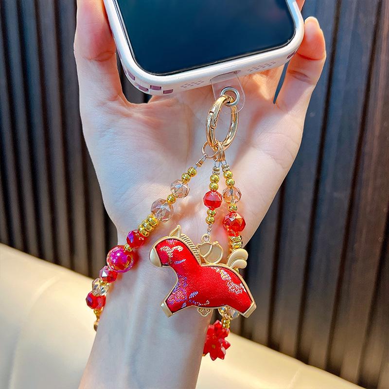 Брелок для телефона с вышивкой в виде рыбы кои - Изысканный брелок-аксессуар в виде лошади